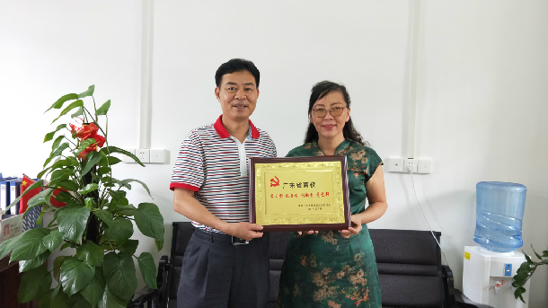 1532055841629468.jpg 林宇为51吃瓜
法学系教工党支部授牌.JPG